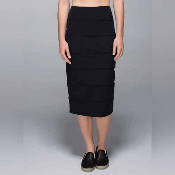 Lululemon "Tiered Pencil" skirt, Black, Size 6 - Picture 1 of 7